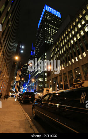 Schwarze Limousine vor der Barclays Capital Bank Gebäude in der Nähe des Times Square in Manhattan, New York City, United States Stockfoto