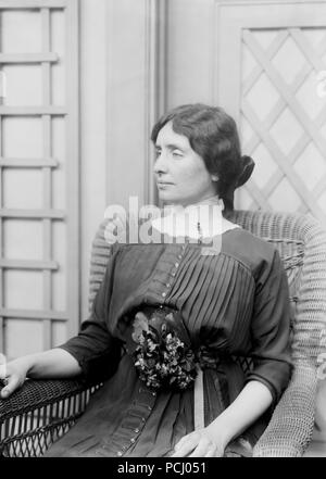 Helen Keller, sitzend mit Blume auf der Internationalen Flower Show April 1913 in New York City, New York. Helen Keller (Juni 27, 1880 - Juni 1, 1968) war ein US-amerikanischer Autor, politischer Aktivist, und Dozent. Sie war die erste taub-Blinder-Diplom zu erwerben. Stockfoto