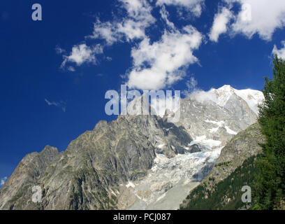 Mont Blanc mit der Aiguille Noir du Peuterey ridge und Gletscher Stockfoto