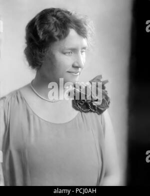 Helen Keller, sitzt das Tragen einer Blume und auf der Suche nach rechts in ein undatiertes Porträt. Helen Keller (Juni 27, 1880 - Juni 1, 1968) war ein US-amerikanischer Autor, politischer Aktivist, und Dozent. Sie war die erste taub-Blinder-Diplom zu erwerben. Stockfoto