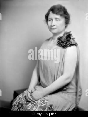 Helen Keller, sitzt das Tragen einer Blume und Suchen in einem Undatierten portrait Links. Helen Keller (Juni 27, 1880 - Juni 1, 1968) war ein US-amerikanischer Autor, politischer Aktivist, und Dozent. Sie war die erste taub-Blinder-Diplom zu erwerben. Stockfoto