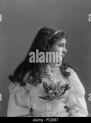 Helen Keller, sitzt mit einer Blume und Suchen nach rechts zwischen Januar 1891 und Januar 1894 in Washington, DC. Helen Keller (Juni 27, 1880 - Juni 1, 1968) war ein US-amerikanischer Autor, politischer Aktivist, und Dozent. Sie war die erste taub-Blinder-Diplom zu erwerben. Stockfoto