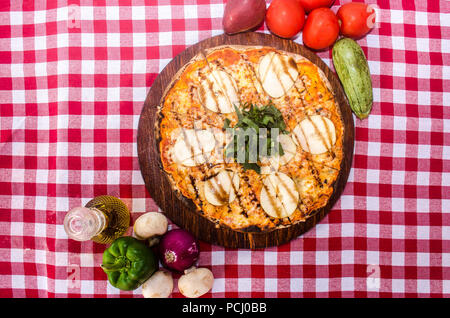 Handwerkliche Pizza auf eine Holzplatte Stockfoto