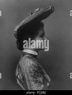 Helen Keller, Büste Portrait auf der Suche rechts, 8. Mai 1905. Helen Keller (Juni 27, 1880 - Juni 1, 1968) war ein US-amerikanischer Autor, politischer Aktivist, und Dozent. Sie war die erste taub-Blinder-Diplom zu erwerben. Stockfoto