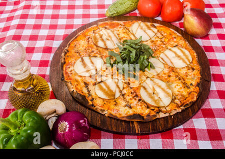 Handwerkliche Pizza auf eine Holzplatte Stockfoto
