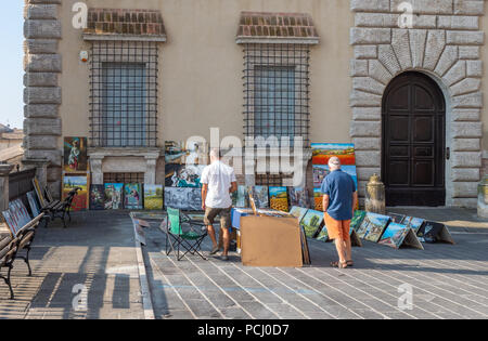 Todi (Umbrien, Italien) - Die suggestive mittelalterliche Stadt Umbriens, in einem Sommer Sonntag Morgen. Hier, im historischen Zentrum. Stockfoto