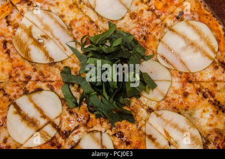 Handwerkliche Pizza auf eine Holzplatte Stockfoto