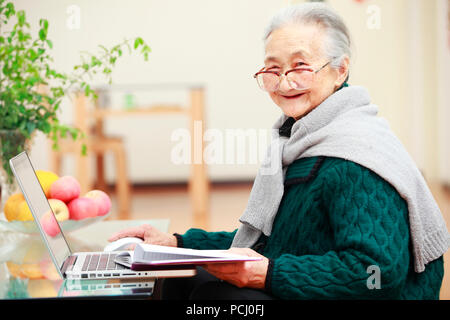 Happy senior asiatische Frau Portrait in Home Stockfoto