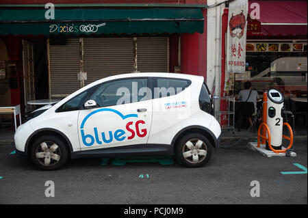 04.04.2018, Singapur, Republik Singapur, Asien - eine Blaue SG Elektrofahrzeug (EV) ist an eine Ladestation in Chinatown wieder aufgeladen. Stockfoto