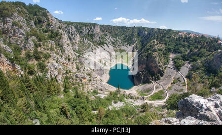 Blue Lake (Kroatisch: Modro jezero oder Plavo jezero) ist ein karst See in der Nähe von Imotski in Kroatien. Es liegt in einem tiefen Einbruch Dreckloch. Stockfoto