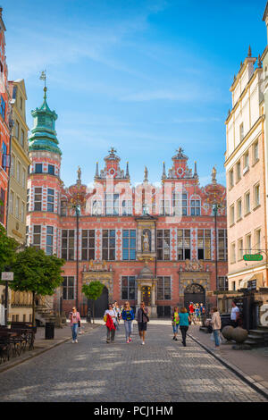 Danzig Polen Straße, Blick entlang der Piwna in der historischen Altstadt von Gdansk in Richtung der Großen Arsenal Gebäude, Pommern, Polen suchen. Stockfoto