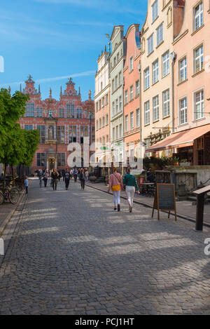 Danzig Polen Straße, Blick entlang der Piwna in der historischen Altstadt von Gdansk in Richtung der Großen Arsenal Gebäude, Pommern, Polen suchen. Stockfoto