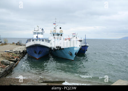 Drei blaue Boote am Baikalsee Stockfoto