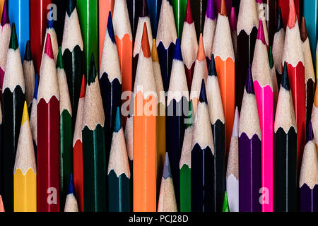 Ein sehr OCD auslösen Nahaufnahme einer unordentlichen und planlos Stapel mit sehr scharfen Buntstifte. Stockfoto