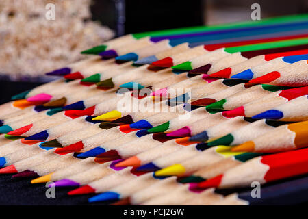 Buntstifte fein säuberlich in eine zufällige Farbe Muster, aber in einem sehr OCD Mode bereit für die Nutzung durch Studenten oder Künstler gestapelt. Stockfoto