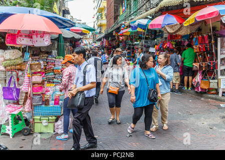 Bangkok, Thailand - 28 November 2014. Chinesische Touristen wandern um Chinatown. Chinesische Form die Mehrheit der Touristen in das Land. Stockfoto