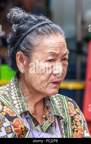 Bangkok, Thailand - 28 November 2014. Porträt einer thailändischen Frau street Hersteller suchen Ernst, die Stadt ist voll von Anbietern. Stockfoto