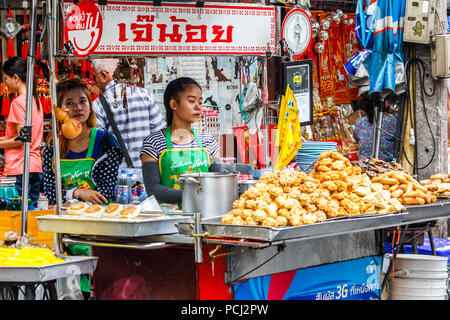 Bangkok, Thailand - 28 November 2014. Gebratene Lebensmittel Anbieter. Die Stadt ist voll von Anbietern. Stockfoto