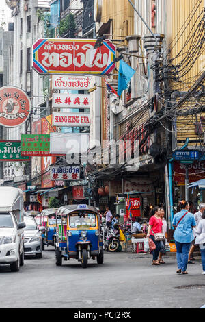 Bangkok, Thailand - 28 November 2014. Besetzt Yaowarat Road in Chinatown. Dies ist die wichtigste Einkaufsstraße. Stockfoto