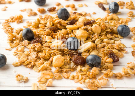 Trockene Frühstück der Hafer Flocken, Granulat und Muttern. Müsli auf einem Leuchttisch mit blueberrie Stockfoto