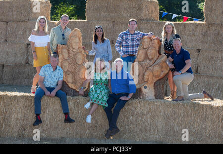 Moderatoren (hintere Reihe von links nach rechts) Helen Skelton, Joe Crowley, Anita Rani, Matt Baker, Ellie Harrison, Adam Henson, (vordere Reihe von links nach rechts) Tom Heap, Charlotte Smith und John craven vor der hölzernen Skulpturen der sich am Eröffnungstag der BBC Countryfile Live at Blenheim Palace in der Nähe von Woodstock, Oxfordshire. Stockfoto