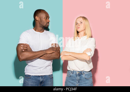 Junge ernste nachdenkliche afro Mann und Frau im Studio Stockfoto