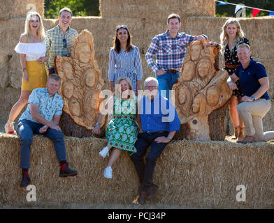 Moderatoren (hintere Reihe von links nach rechts) Helen Skelton, Joe Crowley, Anita Rani, Matt Baker, Ellie Harrison, Adam Henson, (vordere Reihe von links nach rechts) Tom Heap, Charlotte Smith und John craven vor der hölzernen Skulpturen der sich am Eröffnungstag der BBC Countryfile Live at Blenheim Palace in der Nähe von Woodstock, Oxfordshire. Stockfoto