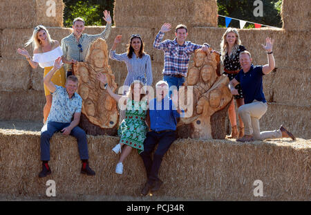 Moderatoren (hintere Reihe von links nach rechts) Helen Skelton, Joe Crowley, Anita Rani, Matt Baker, Ellie Harrison, Adam Henson, (vordere Reihe von links nach rechts) Tom Heap, Charlotte Smith und John craven vor der hölzernen Skulpturen der sich am Eröffnungstag der BBC Countryfile Live at Blenheim Palace in der Nähe von Woodstock, Oxfordshire. Stockfoto