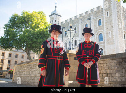 Pete McGowran (links), neuer Chief Yeoman Warder am Tower von London, Posen für Fotos mit seinem Zweiten, Yeoman Gefängniswärter Bob Loughlin. Stockfoto