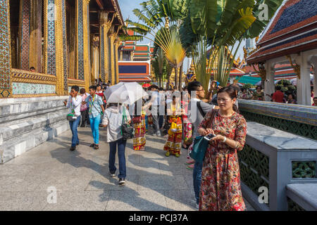 Bangkok, Thailand - 30. November 2014: Chinesische Touristen schwärmen über den Grand Palace. Der Palast ist die wichtigste touristische Attraktion in Bangkok. Stockfoto