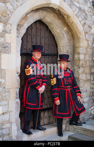 Pete McGowran (links), neuer Chief Yeoman Warder am Tower von London, Posen für Fotos mit seinem Zweiten, Yeoman Gefängniswärter Bob Loughlin. Stockfoto