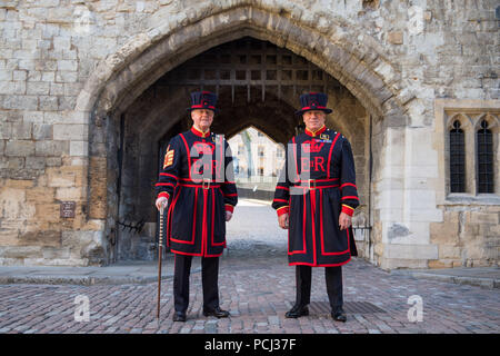 Pete McGowran (links), neuer Chief Yeoman Warder am Tower von London, Posen für Fotos mit seinem Zweiten, Yeoman Gefängniswärter Bob Loughlin. Stockfoto