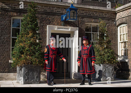 Pete McGowran (links), neuer Chief Yeoman Warder am Tower von London, Posen für Fotos mit seinem Zweiten, Yeoman Gefängniswärter Bob Loughlin. Stockfoto