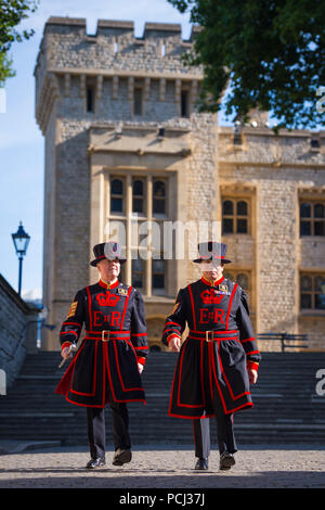 Pete McGowran (links), neuer Chief Yeoman Warder am Tower von London, Posen für Fotos mit seinem Zweiten, Yeoman Gefängniswärter Bob Loughlin. Stockfoto