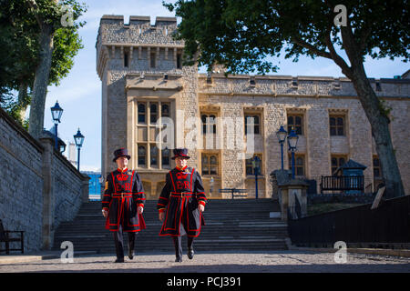 Pete McGowran (links), neuer Chief Yeoman Warder am Tower von London, Posen für Fotos mit seinem Zweiten, Yeoman Gefängniswärter Bob Loughlin. Stockfoto