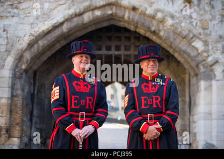 Pete McGowran (links), neuer Chief Yeoman Warder am Tower von London, Posen für Fotos mit seinem Zweiten, Yeoman Gefängniswärter Bob Loughlin. Stockfoto