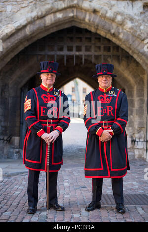 Pete McGowran (links), neuer Chief Yeoman Warder am Tower von London, Posen für Fotos mit seinem Zweiten, Yeoman Gefängniswärter Bob Loughlin. Stockfoto