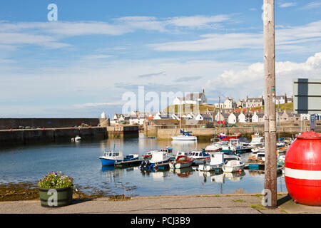 Blick über den Hafen von Findochty auf den Moray Firth in Schottland Stockfoto