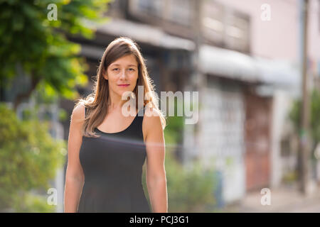 Junge schöne Frau in den Straßen im Außenbereich Stockfoto