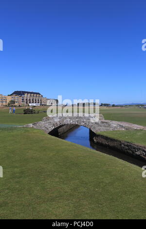 Swilken Bridge mit Old Course Hotel St Andrews Schottland Juli 2018 Stockfoto