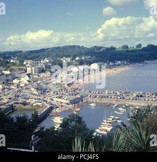 1960, historische, Luftbild aus dieser Ära der hübsche Welsh Resort von Saundersfoot in Pembrokeshire, den Hafen, den Strand und die Umgebung. Stockfoto