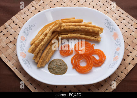 Traditionelles indisches Essen Element namens Jalebi Fafda in eine weiße Platte mit einem grünen chatni normalerweise auf günstige Gelegenheiten, Feste und Feiern gegessen Stockfoto