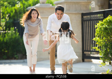 Glücklichen kleinen chinesischen Mädchen zu ihren Eltern Stockfoto