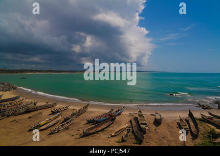 Querformat zum Atlantischen Ozean und Fischerboote vom Dach der Elmina Burg und Festung - 09 November 2015 Elmina, Ghana Stockfoto