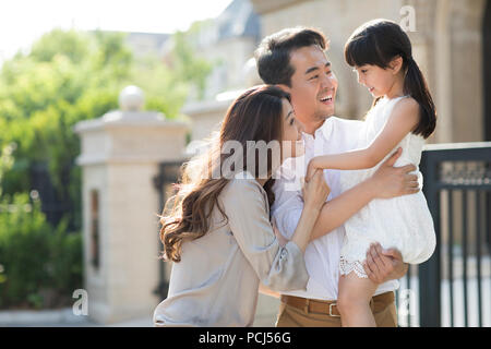 Glückliche junge chinesische Familie Stockfoto