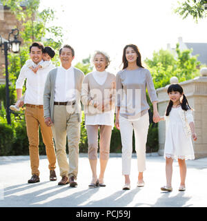 Happy chinesischen Familie außerhalb Bummeln Stockfoto