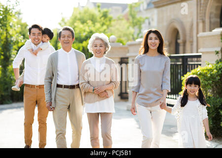 Happy chinesischen Familie außerhalb Bummeln Stockfoto