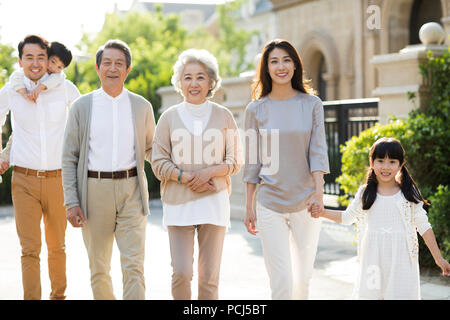 Happy chinesischen Familie außerhalb Bummeln Stockfoto