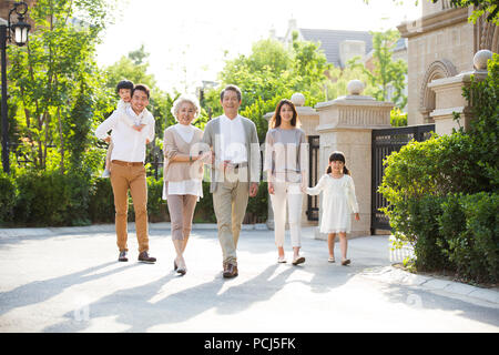 Happy chinesischen Familie außerhalb Bummeln Stockfoto