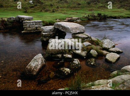 Blick ESE eines zerstörten 1880 Brücke über den East Dart River bei Bellever in Dartmoor, Devon, UK: Prähistorische aussieht, aber vermutlich mittelalterliche oder später. Stockfoto